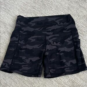 Black camo bike shorts w pockets